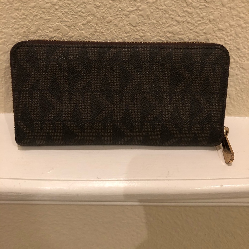 Michael Kors Signature Wallet - Picture 3 of 3